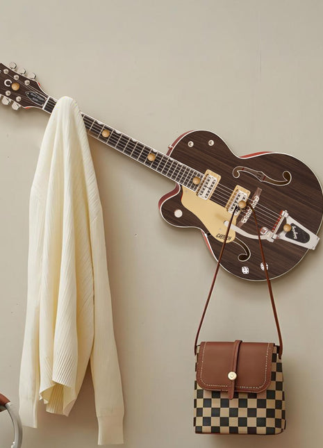 Creative guitar-shaped coat rack decorative painting behind the front key hanger